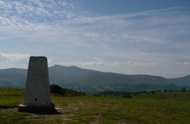 K800_P1000086.JPG - Wanderung "Mynydd Illtud" - Ausblick vom Twyn y Gaer auf die beiden höchsten Erhebungen in Südwales - Pen y Fan und Corn Du.